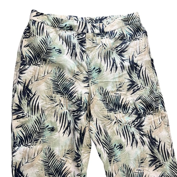 Chico’s Luxe Leaves Linen Saba Capri Pants - Picture 2 of 9